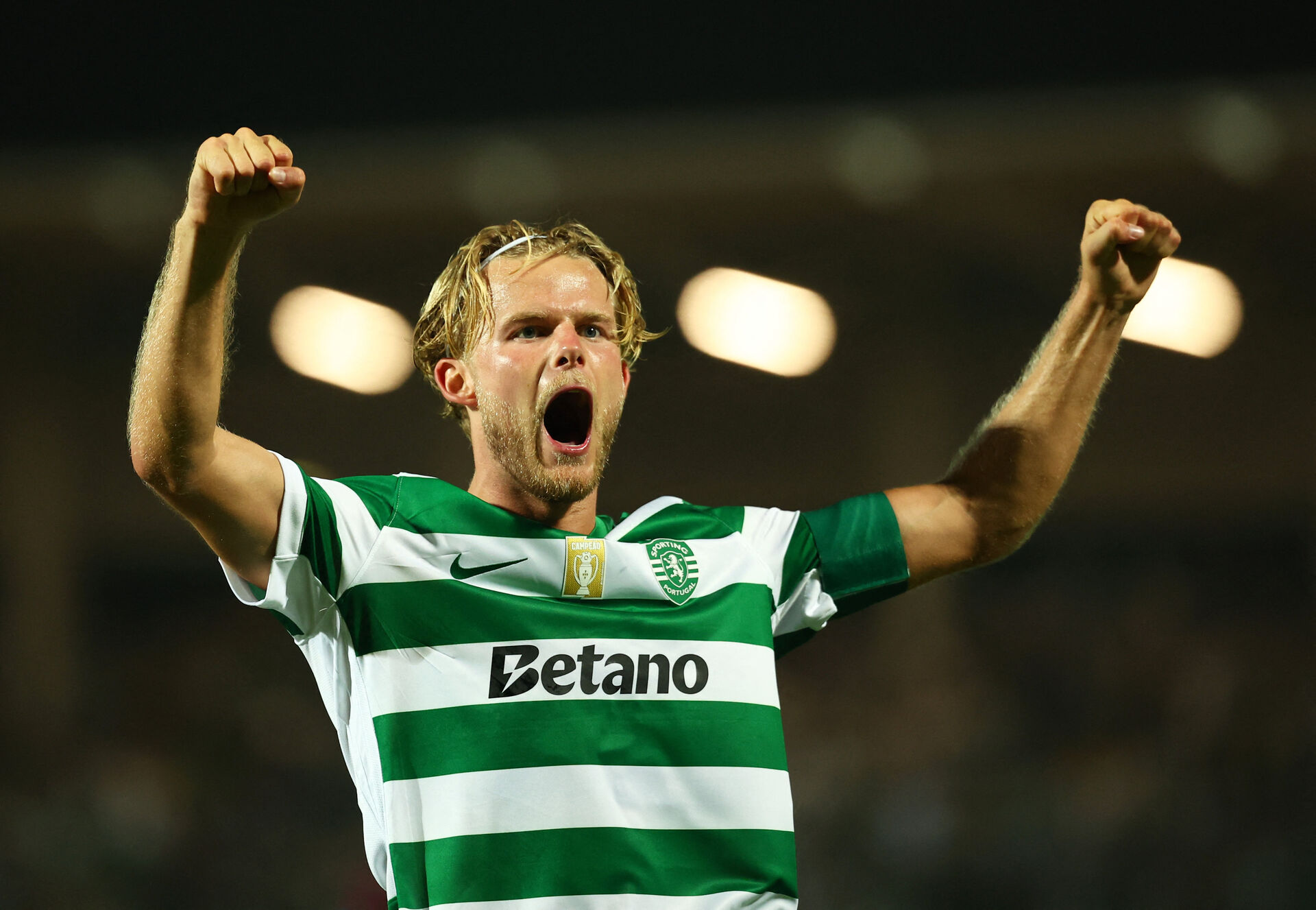 Morten Hjulmand råber med armene til siden.