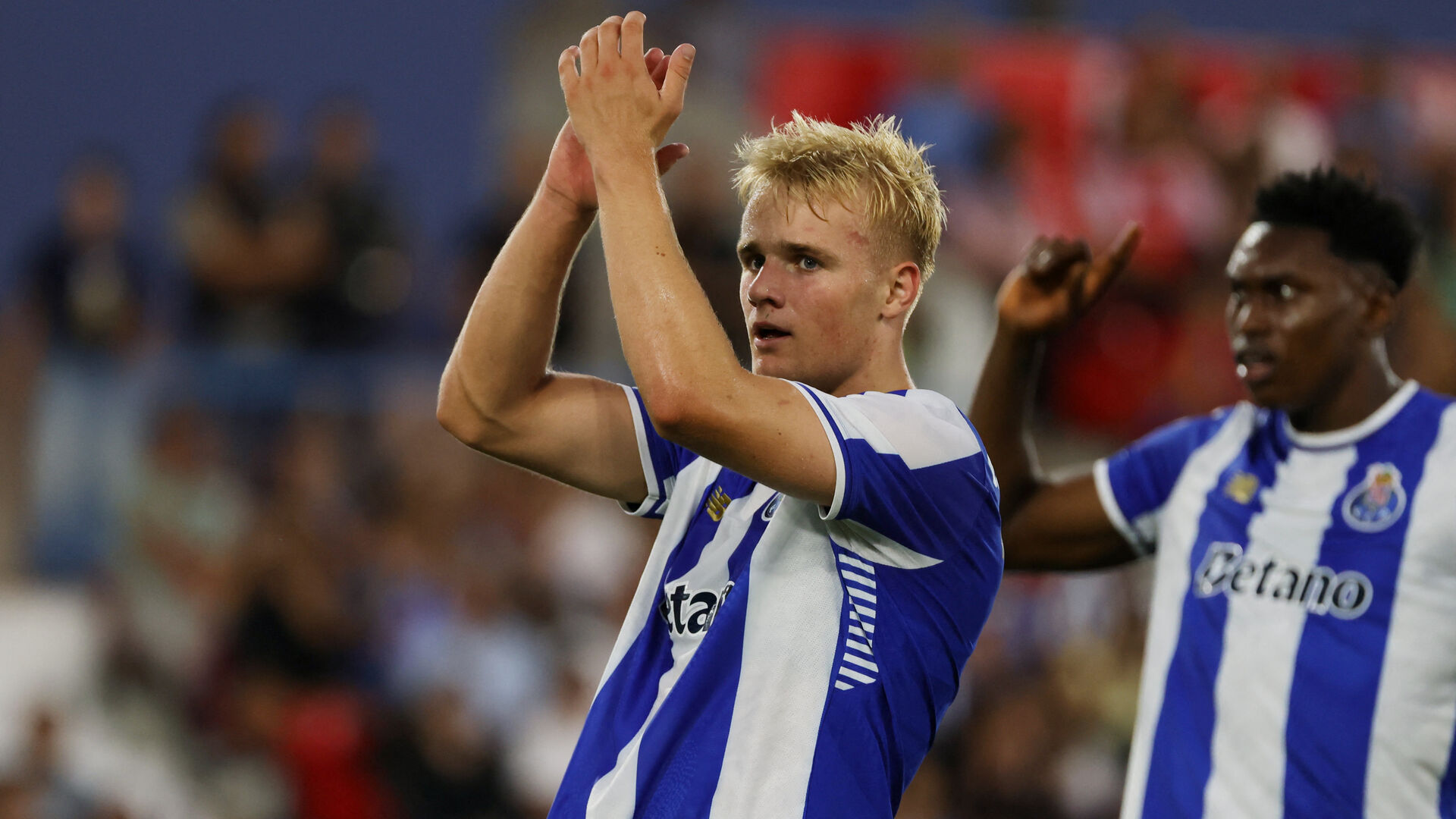 Victor Froholdt klapper efter en kamp for Porto