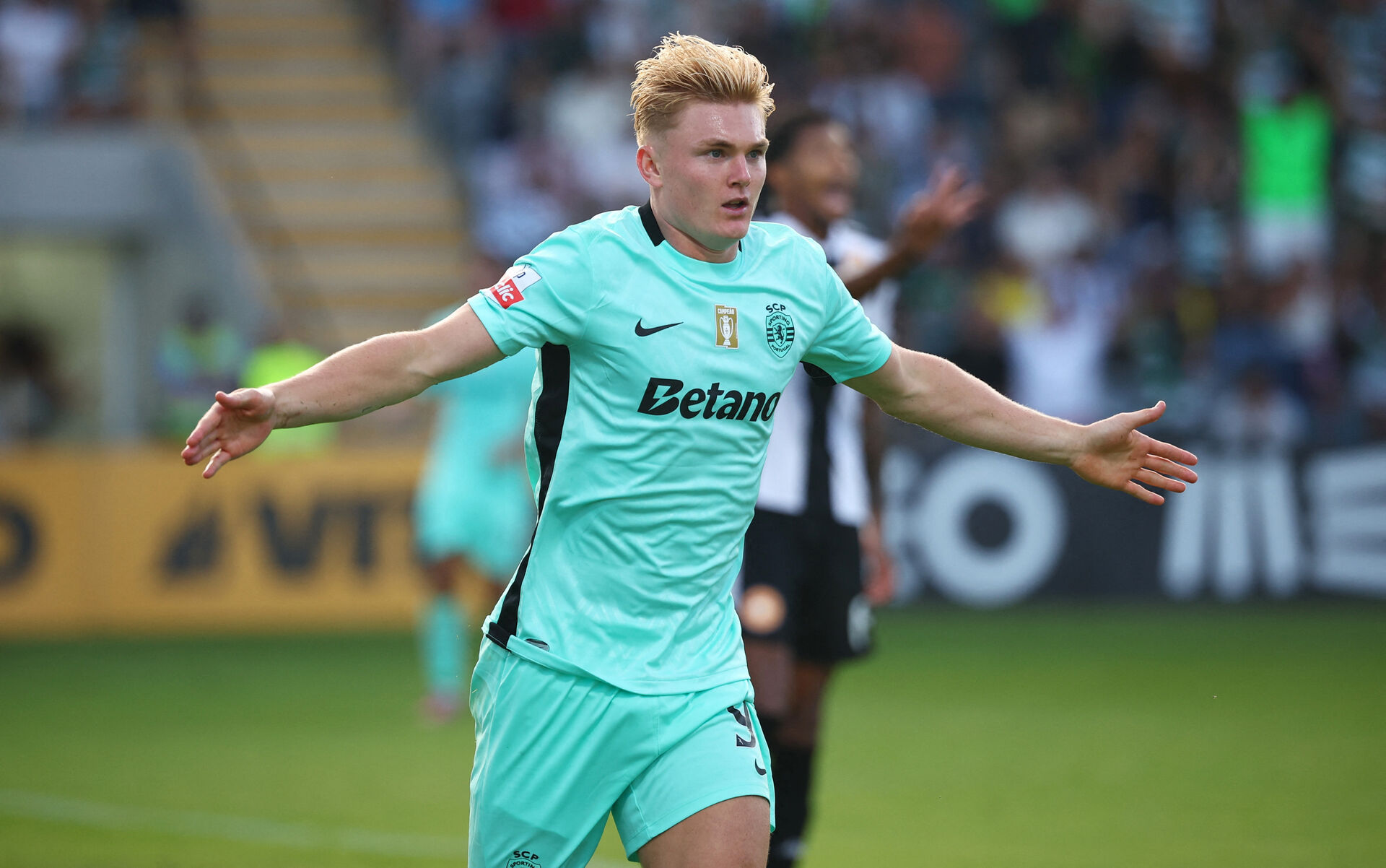 Conrad Harder rækker ud med armene efter en Sporting-scoring