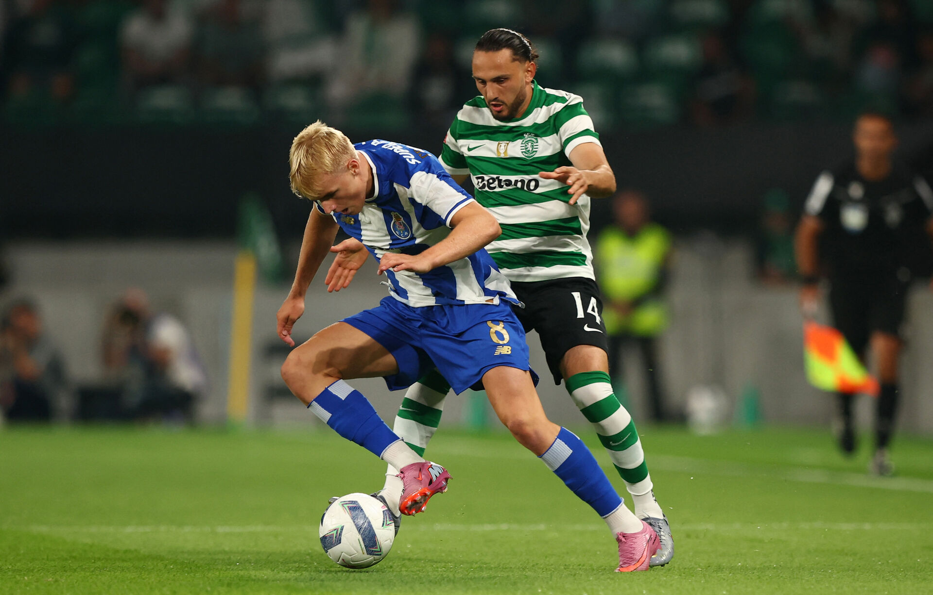 Victor Froholdt dribler i en kamp for FC Porto.