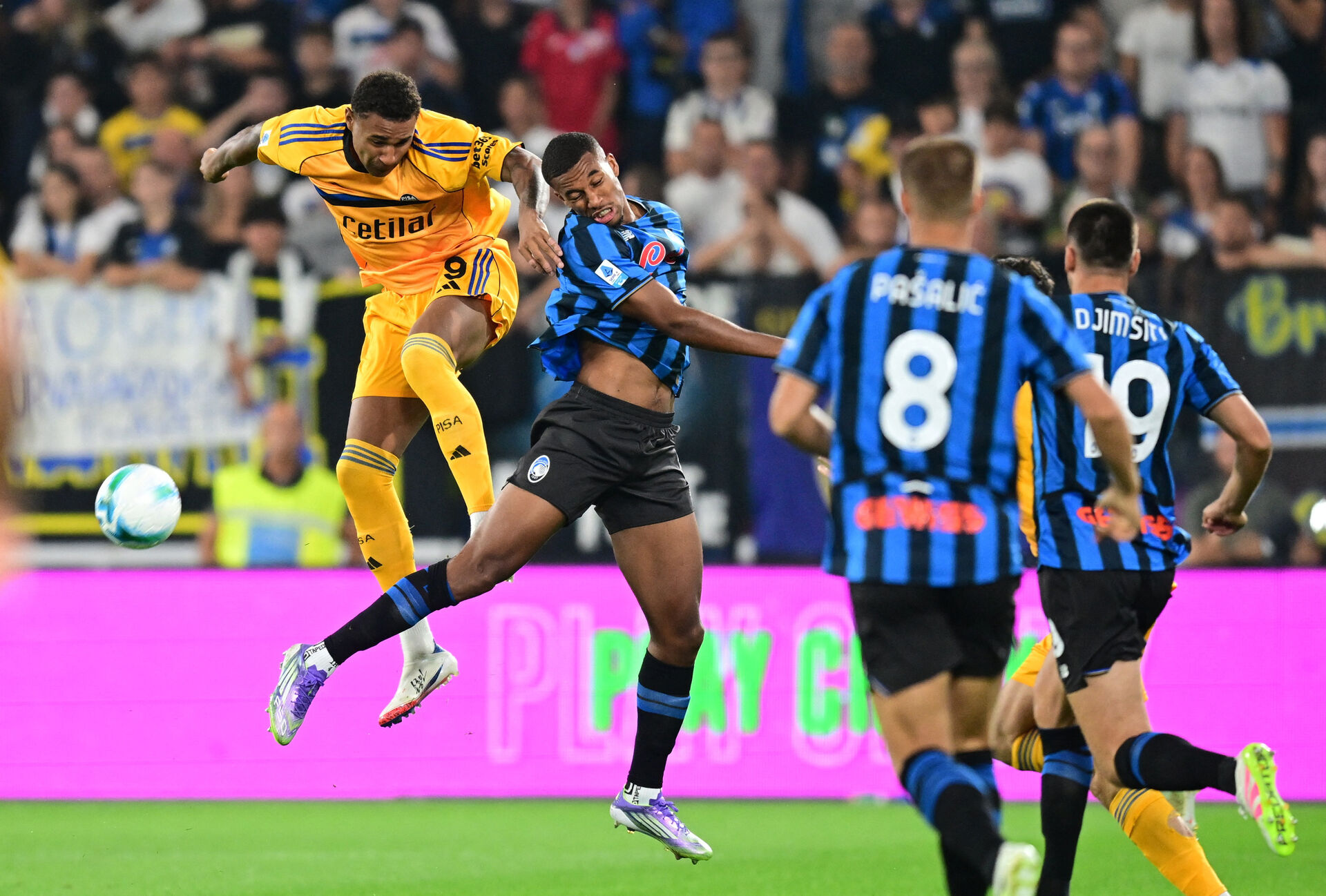 Henrik Meister i en duel om bolden.