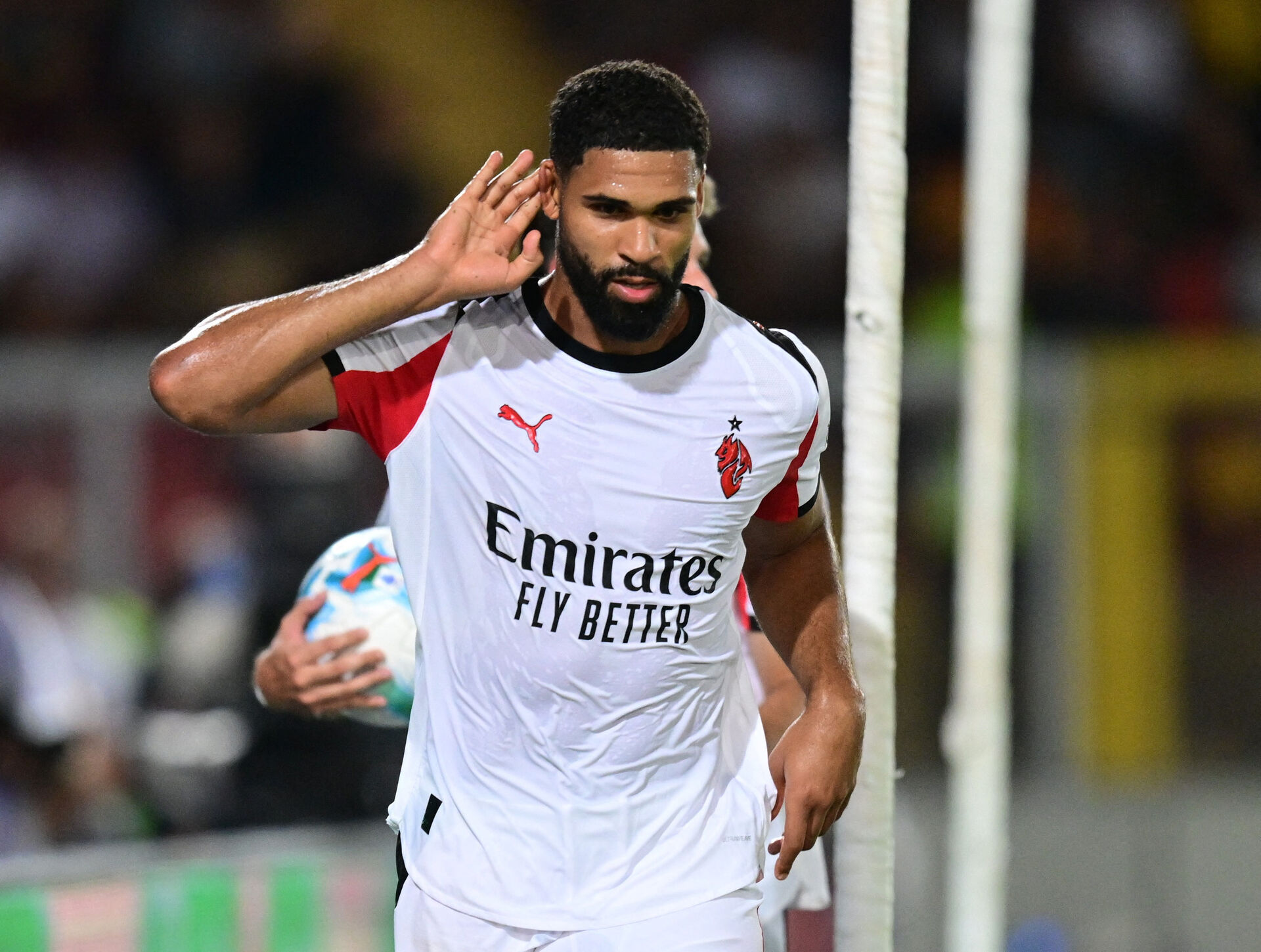 Ruben Loftus-Cheek fejrer en scoring for AC Milan ved at tage sig til øret.