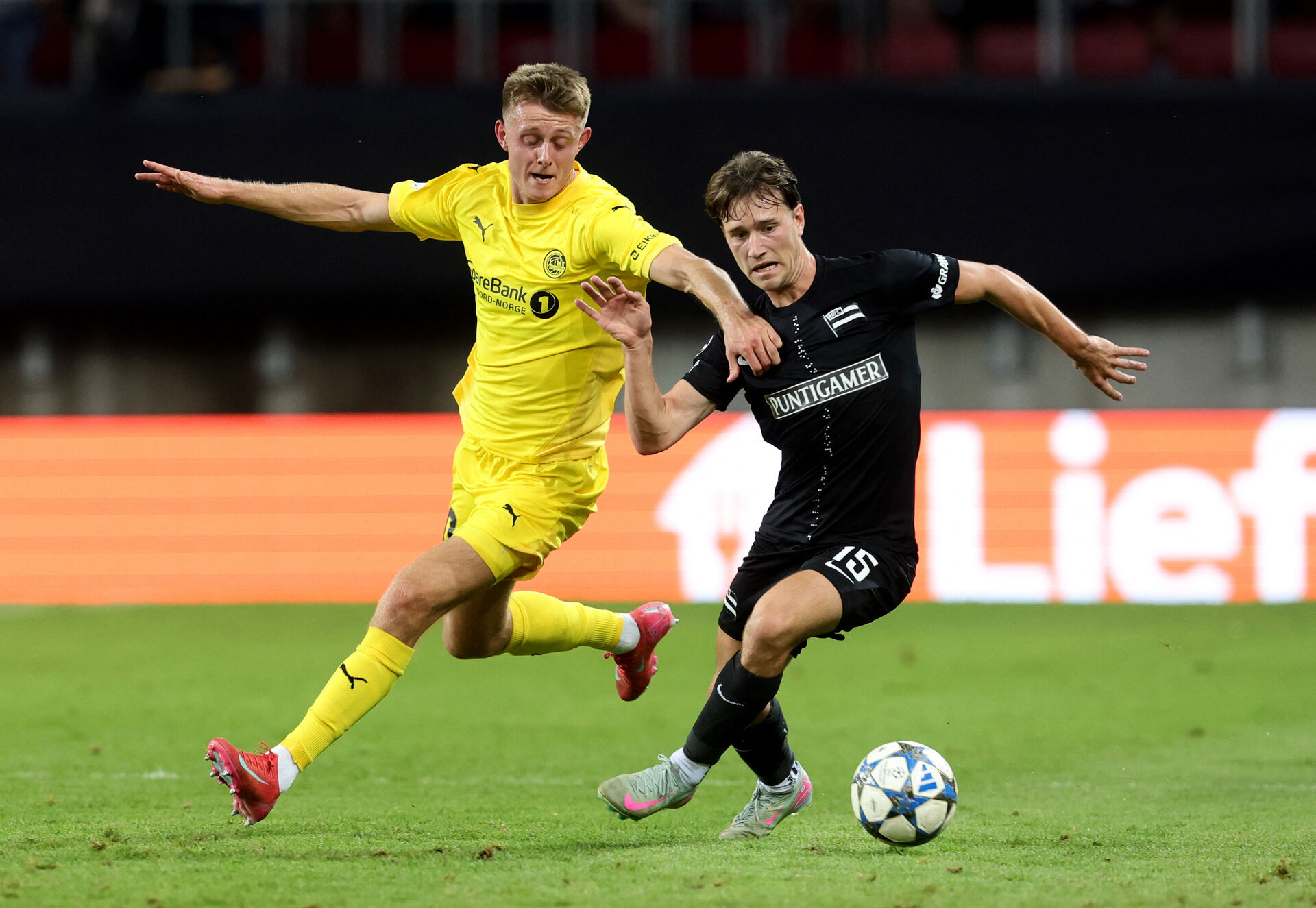Mathias Jørgensen og William Bøving kæmper om bolden.