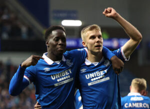 Oliver Antman og Djeidi Gassama fejrer en Rangers-scoring i en kamp mod Viktoria Plzen