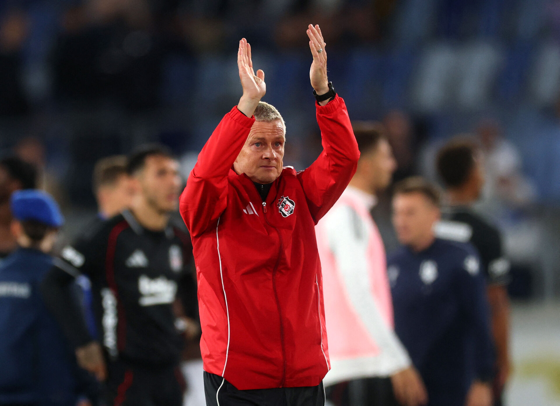 Ole Gunnar Solskjær klapper.