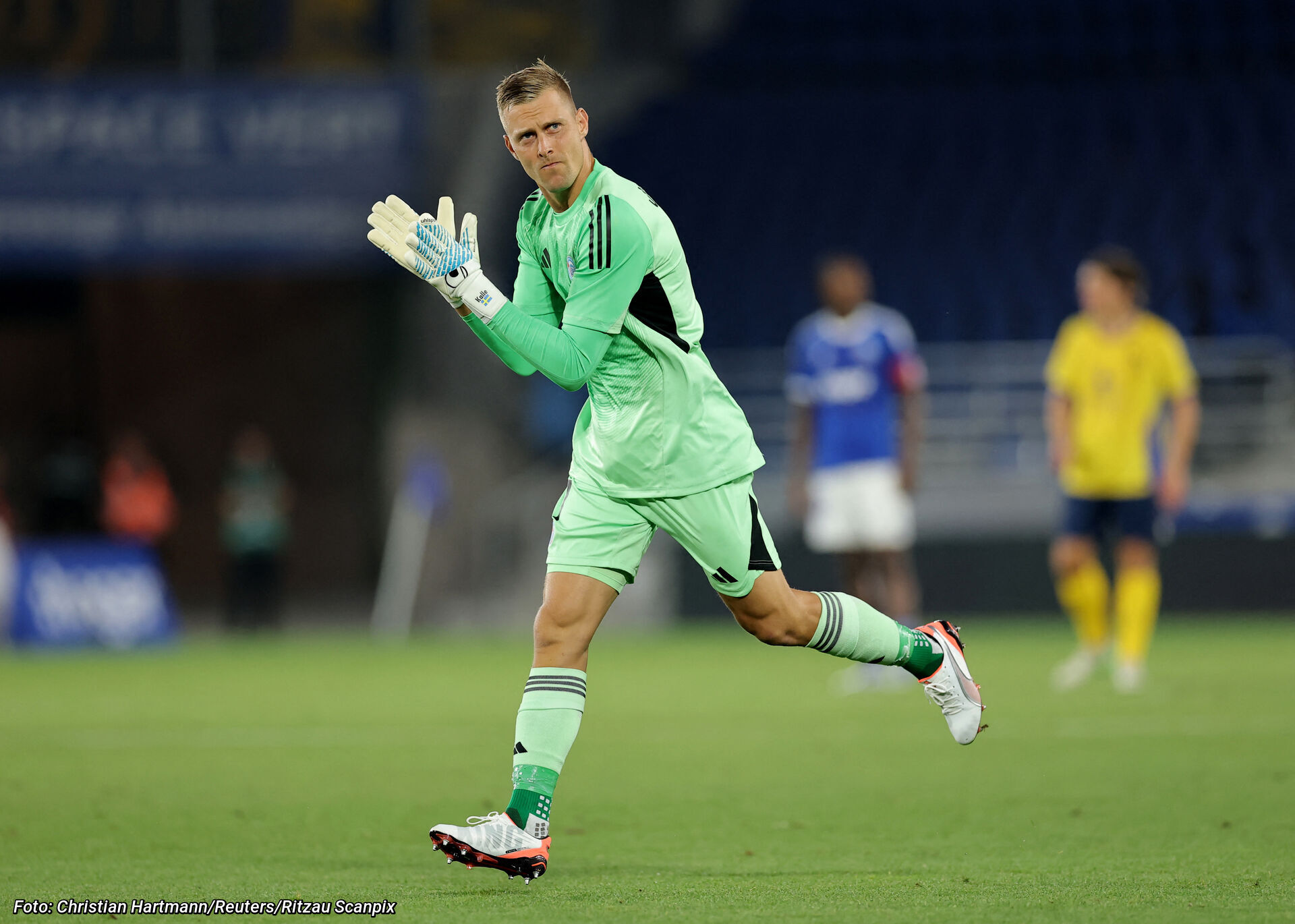 Kalle Johnsson, den gamle FCK-målmand- løber ind i stedet for Mike Penders i Strasbourg.