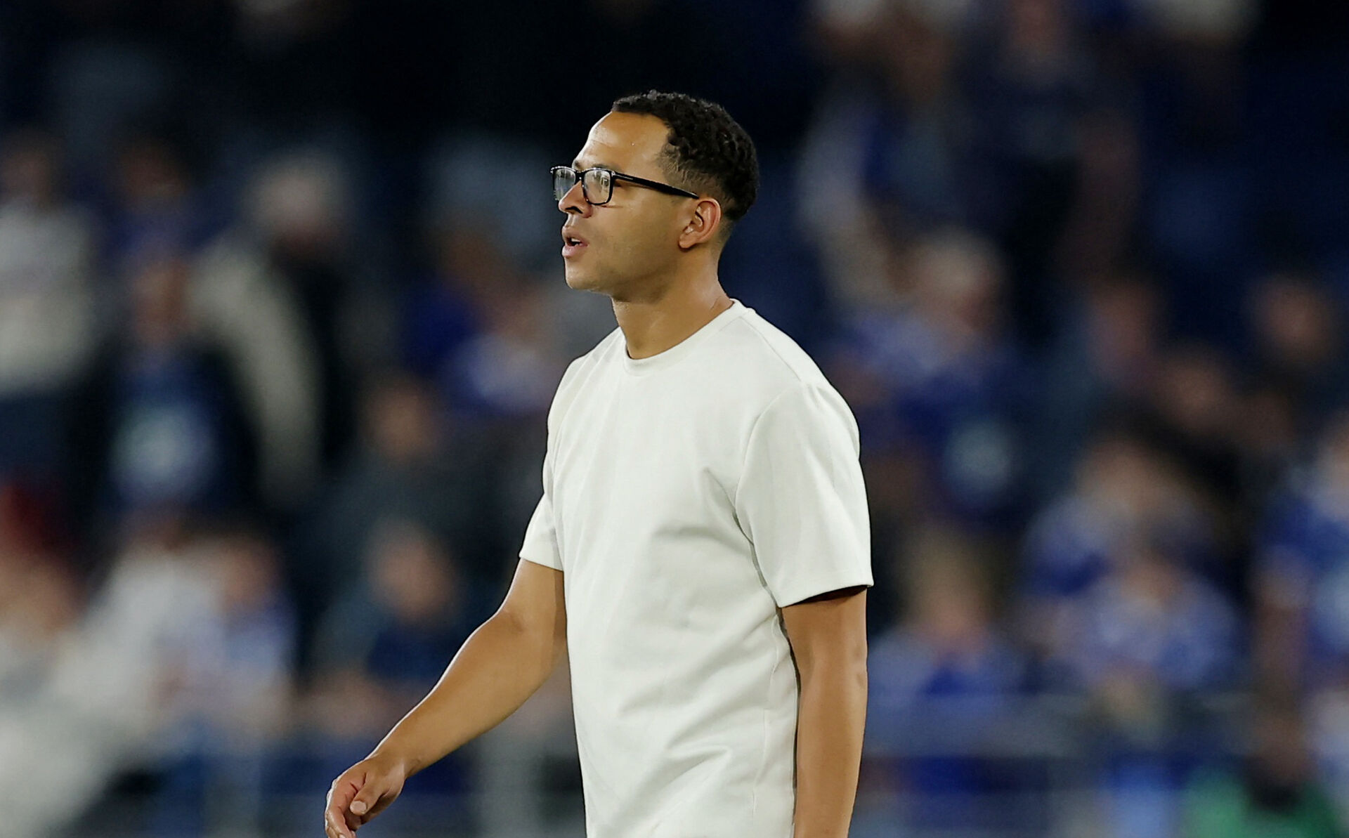 Liam Rosenor går i hvid t-shirt