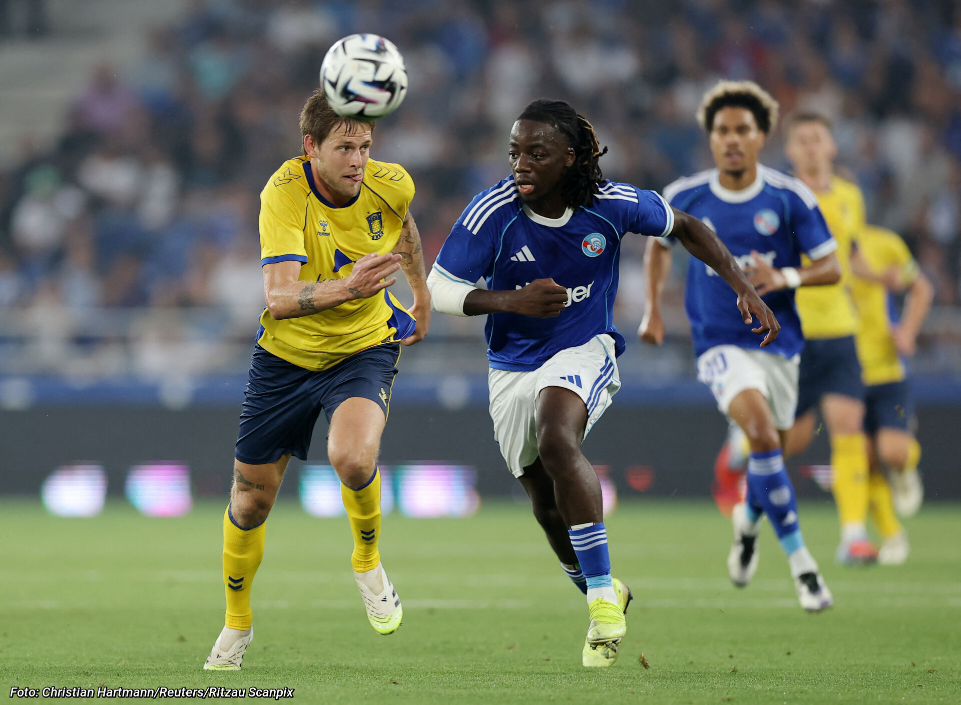 Brøndbys Nicolai Vallys jagter bolden mod RC Strasbourg