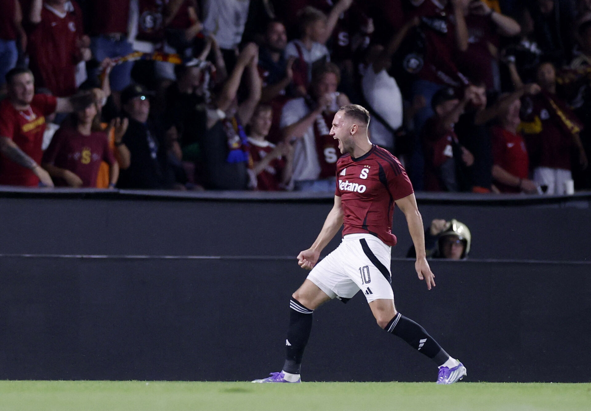 Jan Kuchta jubler efter scoring for Sparta Prag.