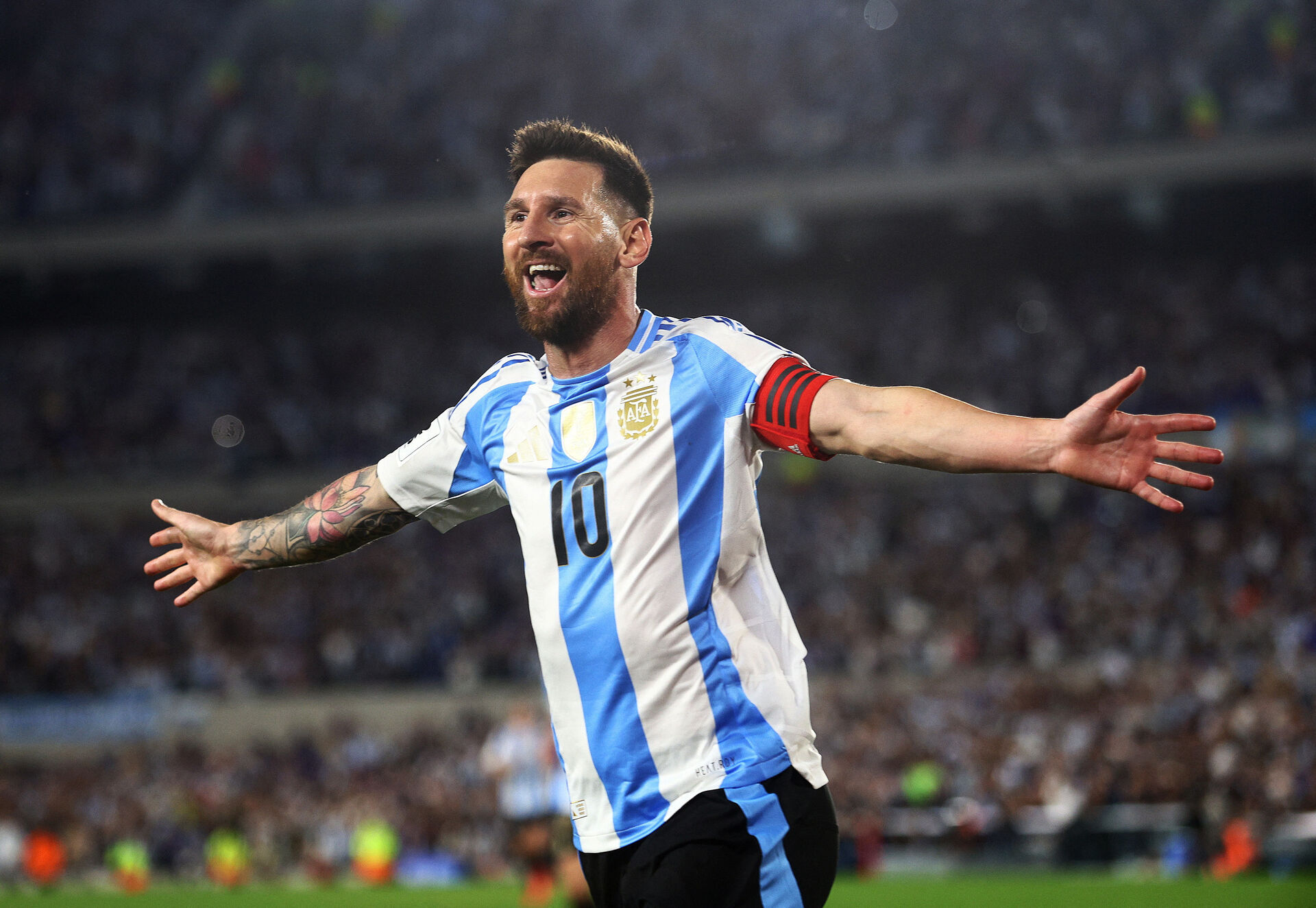 Lionel Messi jubler over en scoring for Argentina mod Bolivia.