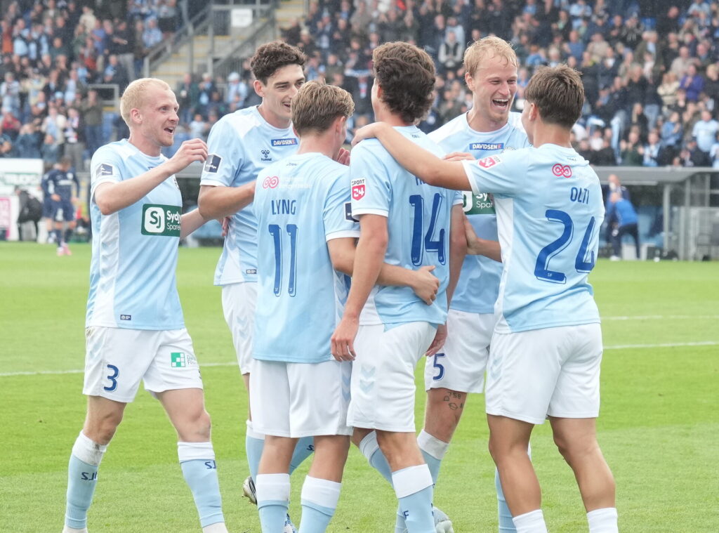 Sønderjyskes spillere jubler efter mål
