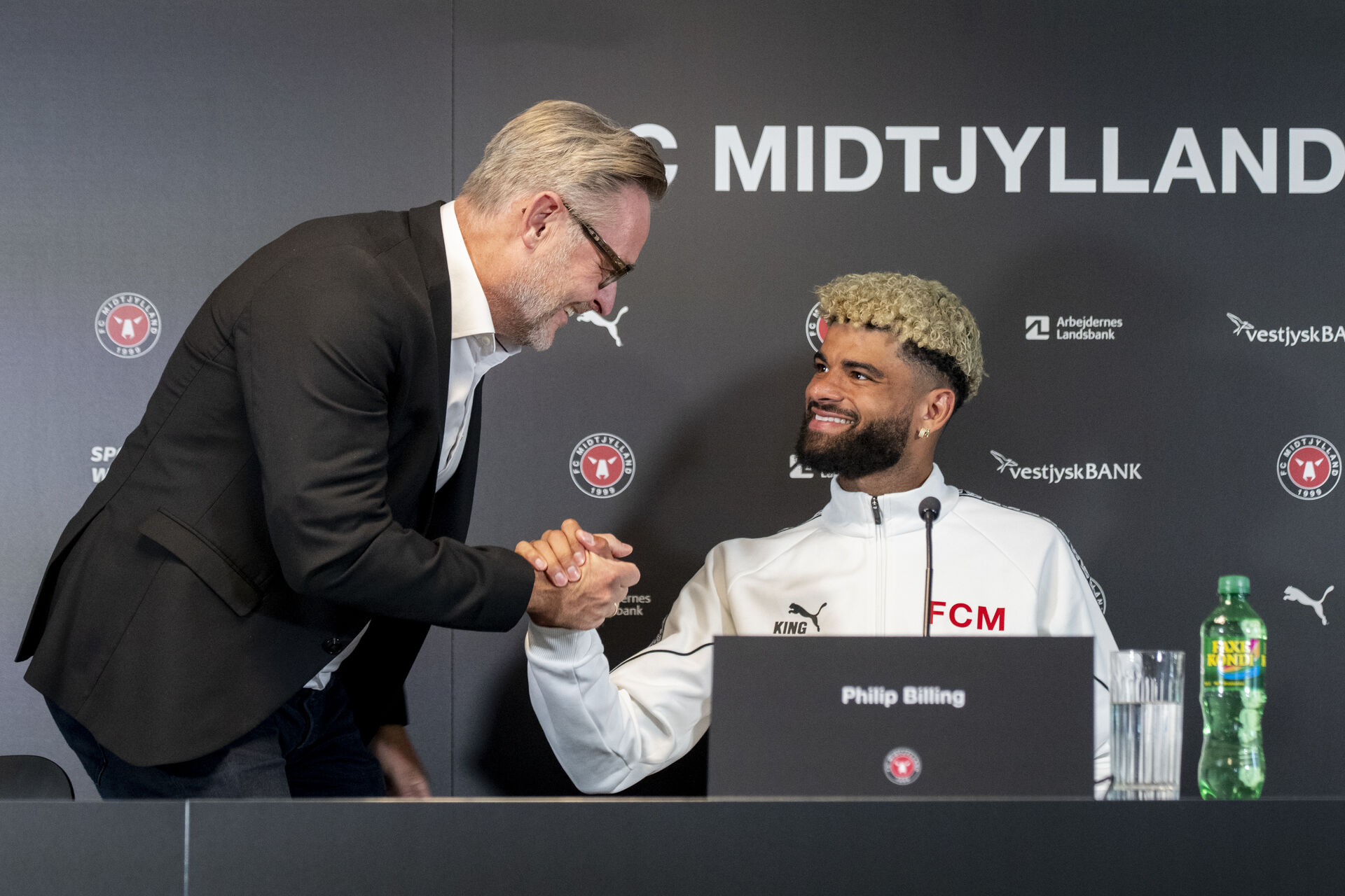 Claus Steinlein giver en high-five til Philip Billing.