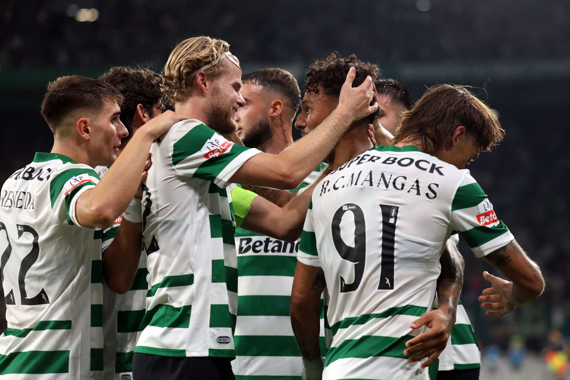 Morten Hjulmand fejrer en scoring med sine Sporting-holdkammerater