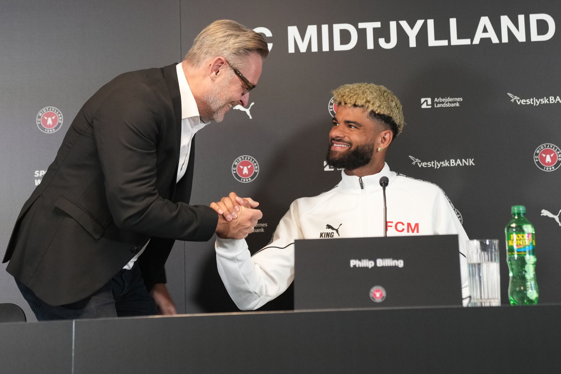 Claus Steinlein på et pressemøde med Philip Billing.