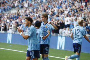 August Priske jubler over scoring for Djurgården sammen med Mikael Andersson og andre holdkammerater