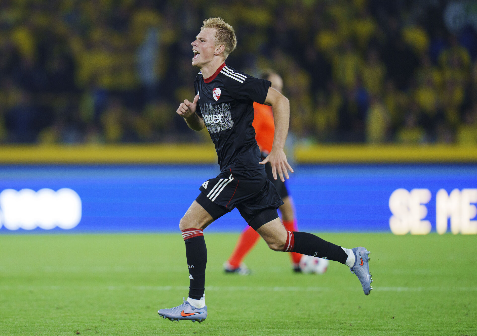 Lucas Høgsberg løber på Brøndby Stadion.
