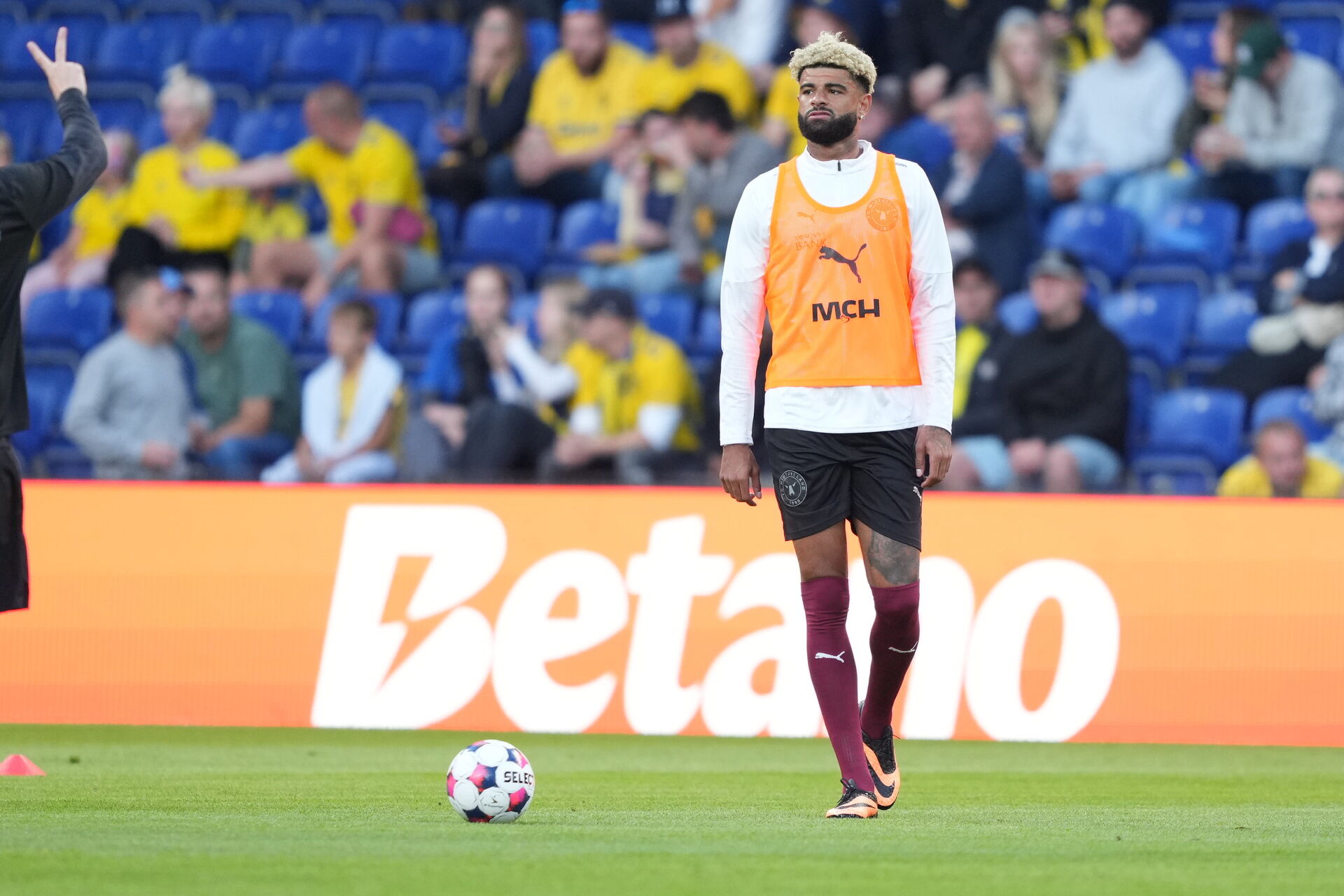 Billing med bolden på Brøndby Stadion