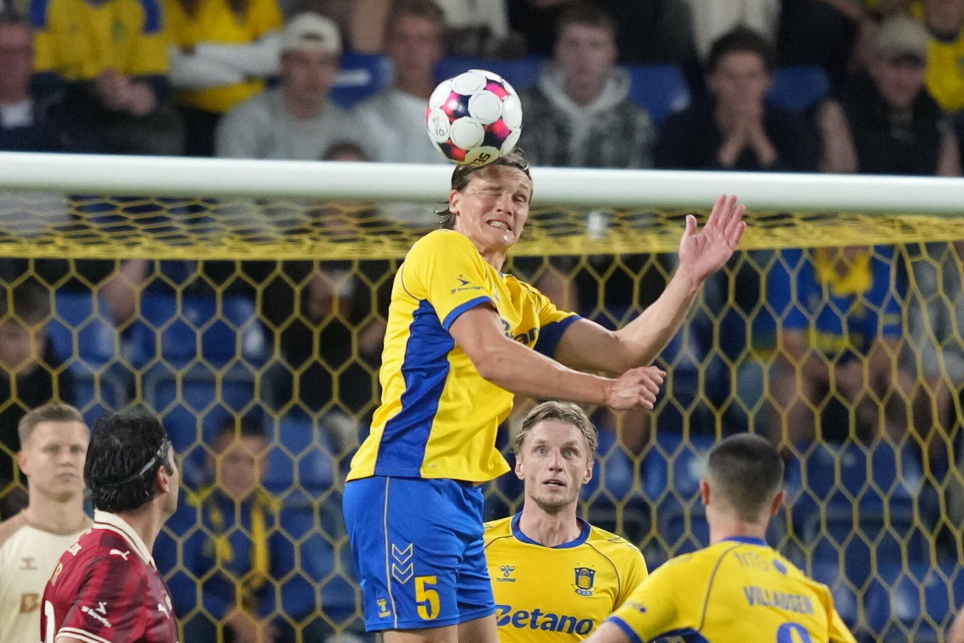 Rasmus Lauritsen header til bolden.