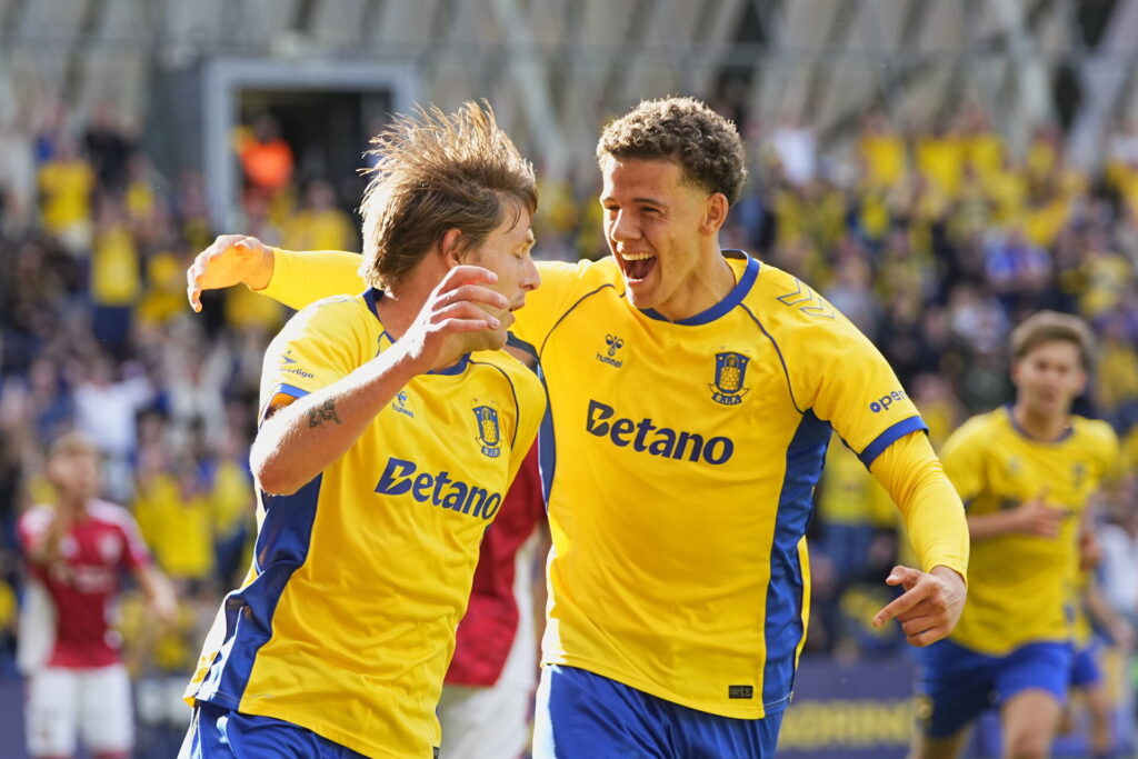 Nicolai Vallys jubler sammen med Clement Bischoff.