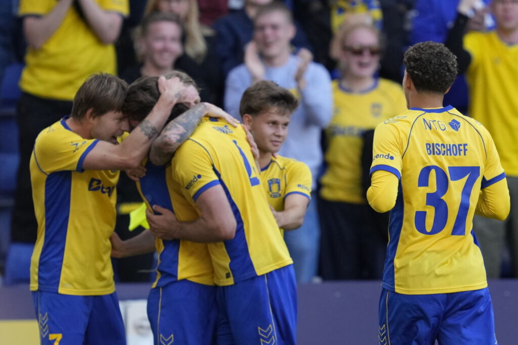 Brøndby-spillerne fejrer et mål.