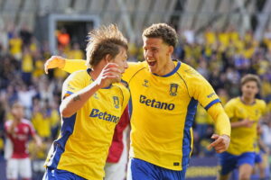 Nicolai Vallys jubler sammen med Clement Bischoff.