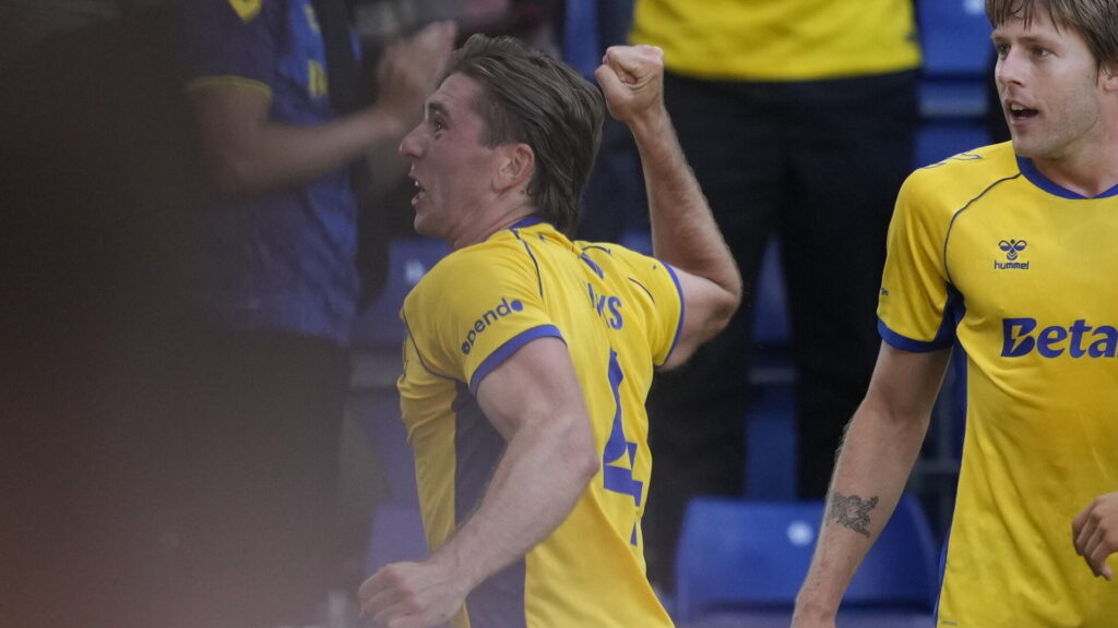 Luis Binks jubler over sit første seniormål nogensinde.