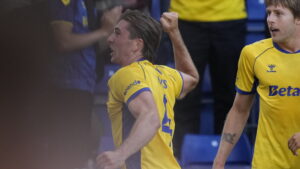 Luis Binks jubler over sit første seniormål nogensinde.