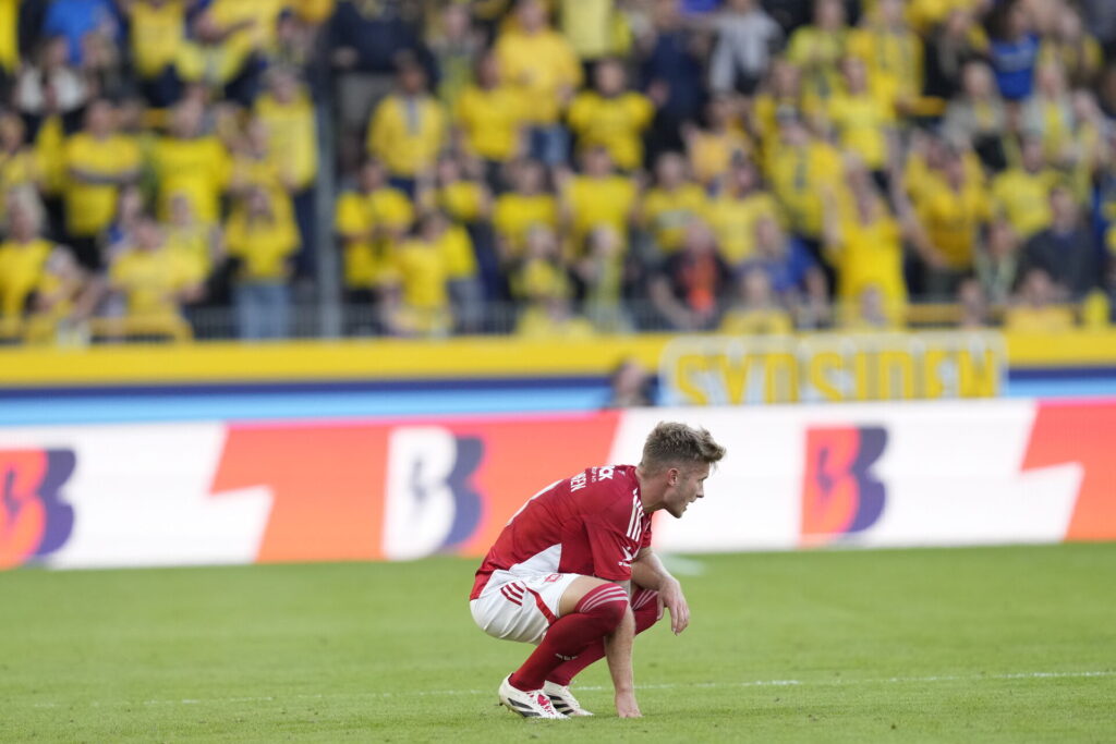 Christian Sørensen sidder på hug på Brøndby Stadion.