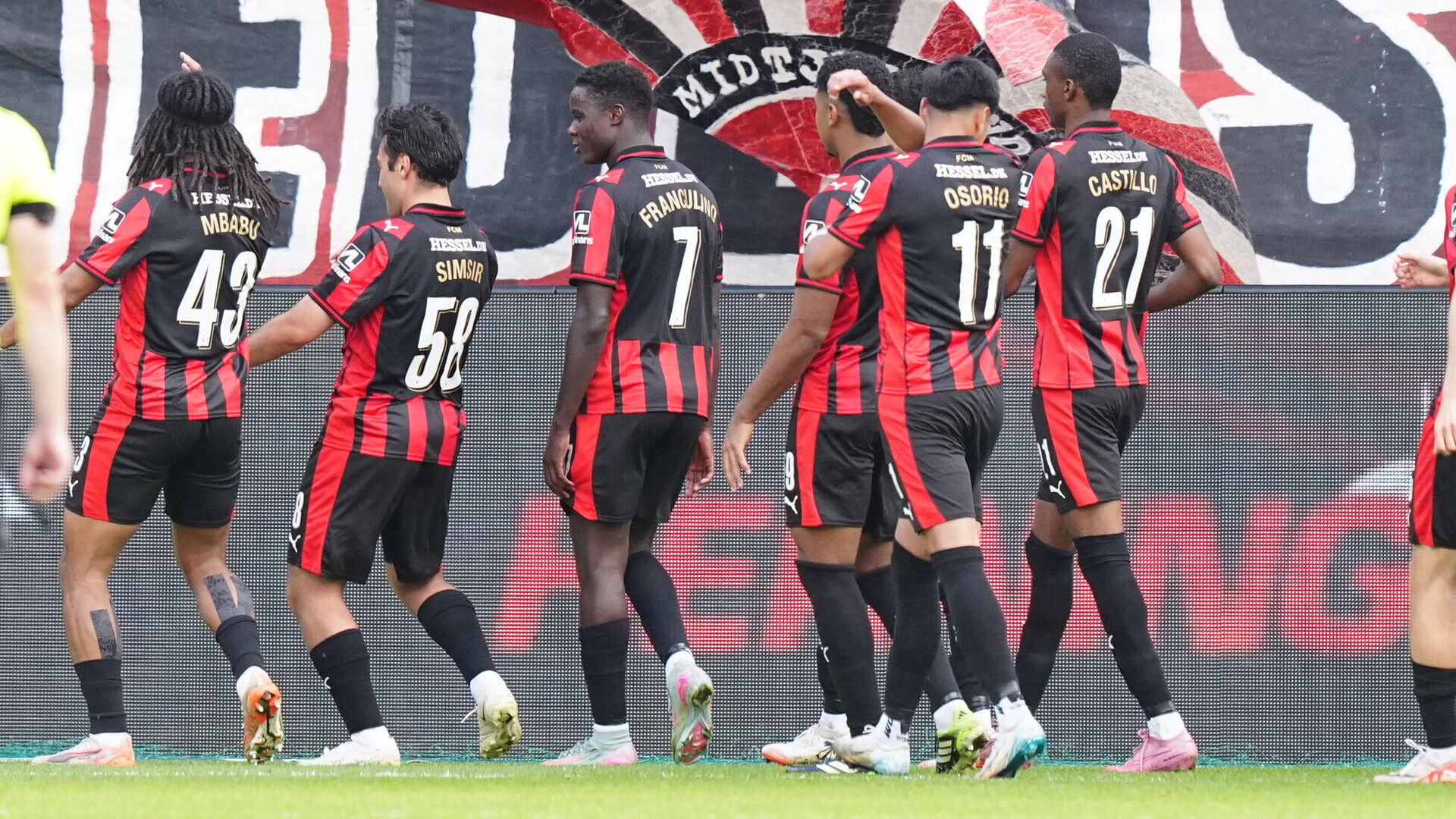FC Midtjylland fejrer en scoring imod Silkeborg IF