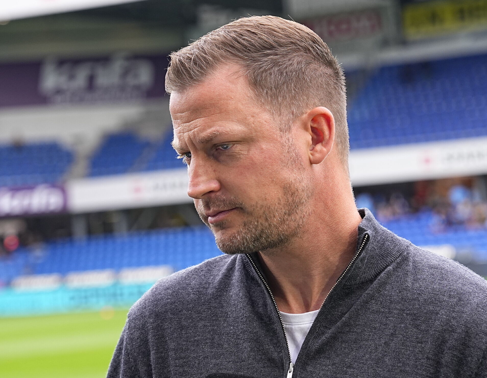 Neestrup med halvt lukkede øjne