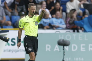 Dommer Jonas Hansen har dømt straffespark i kampen mellem Randers FC og Silkeborg IF