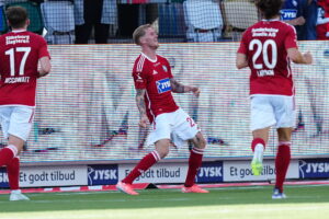Tonni Adamsen fejrer en scoring for Silkeborg IF.