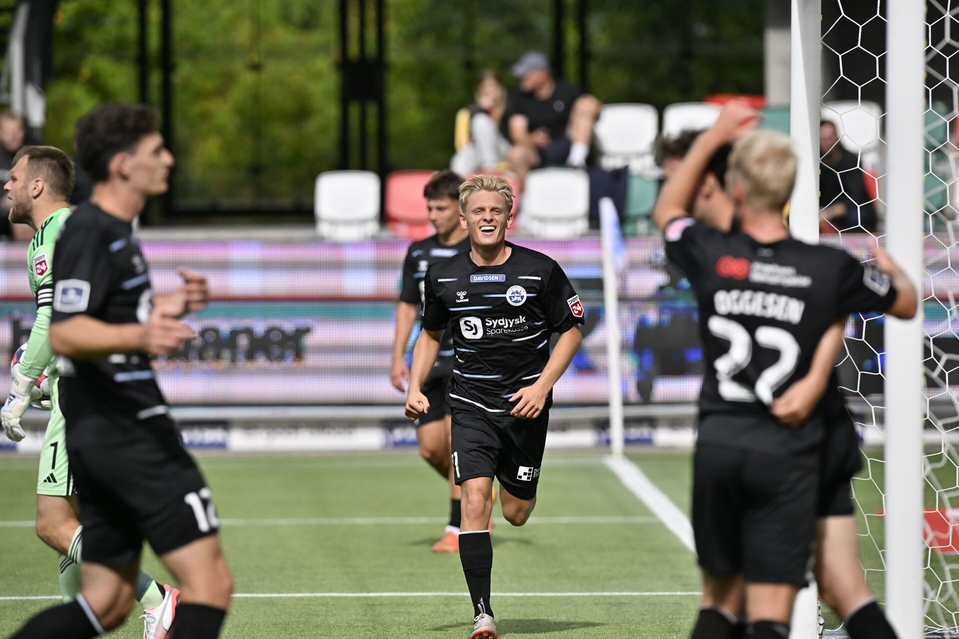 Alexander Lyng fejrer en scoring for Sønderjyske.