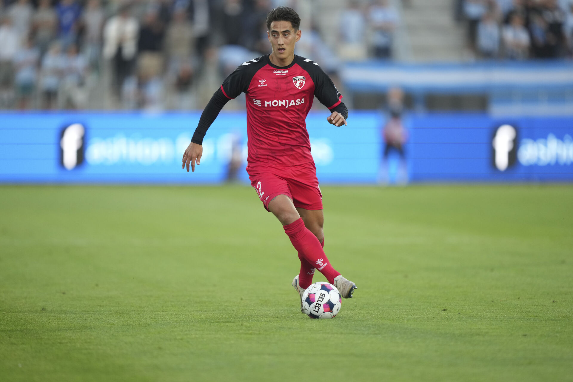 Svenn Crone på bolden på Monjasa Park.