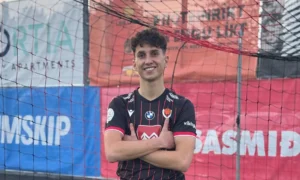 Ibrahimagic med armene over kors for VIkingur