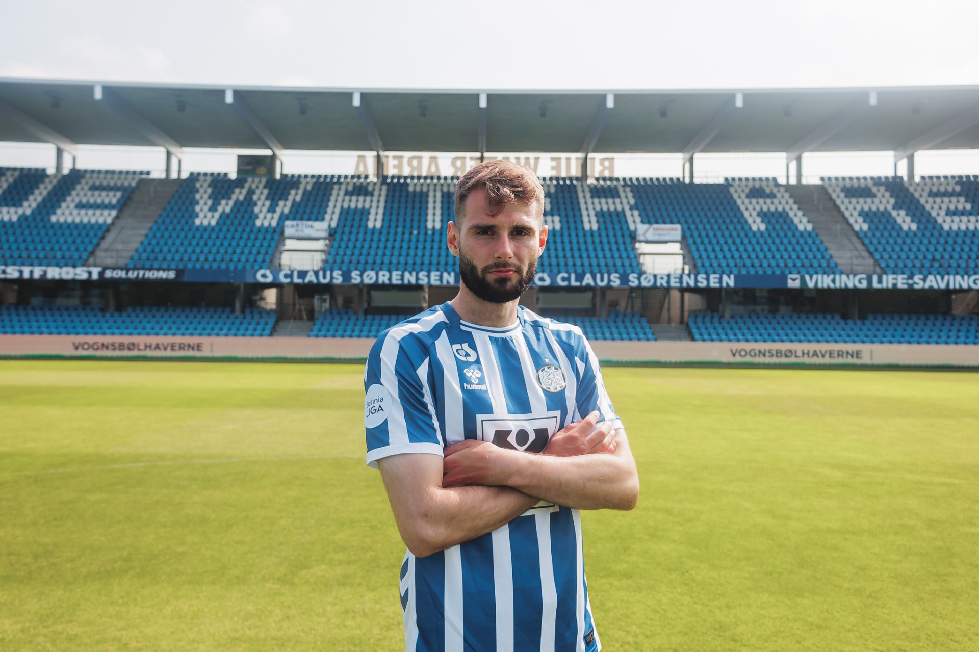 Brajanac med korslagte arme