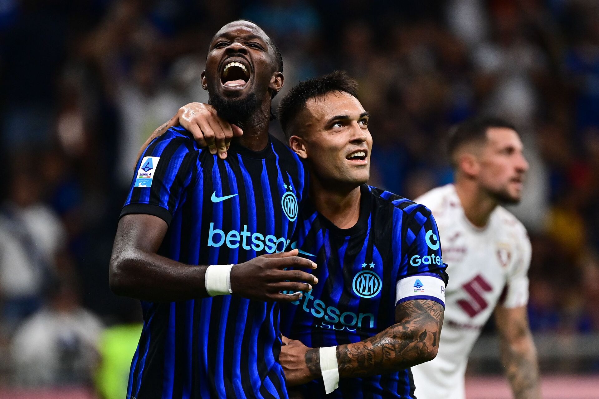Marcus Thuram og Lautaro Martinez jubler sammen over en scoring.
