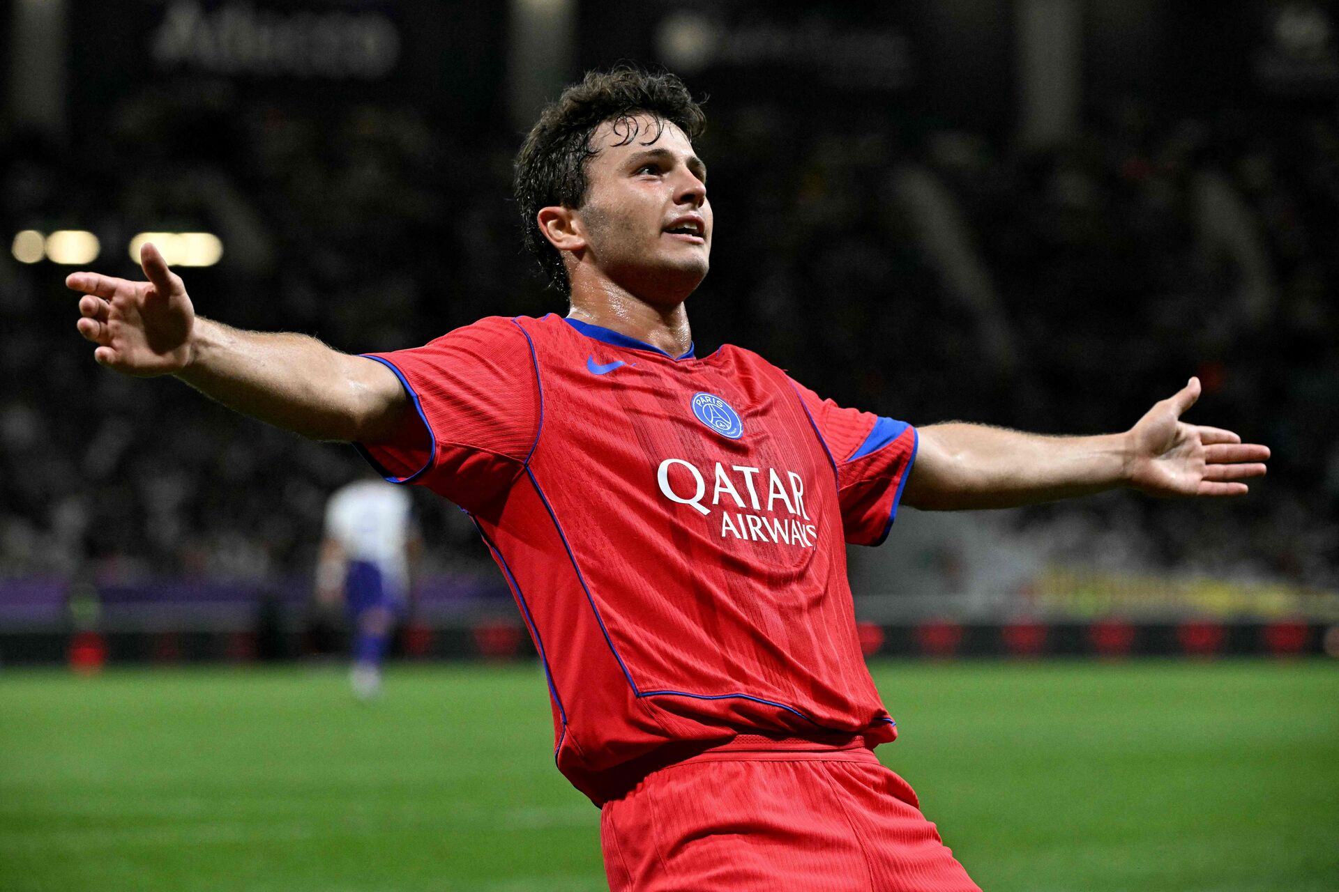 Joao Neves glider på knæene med armene til siden.