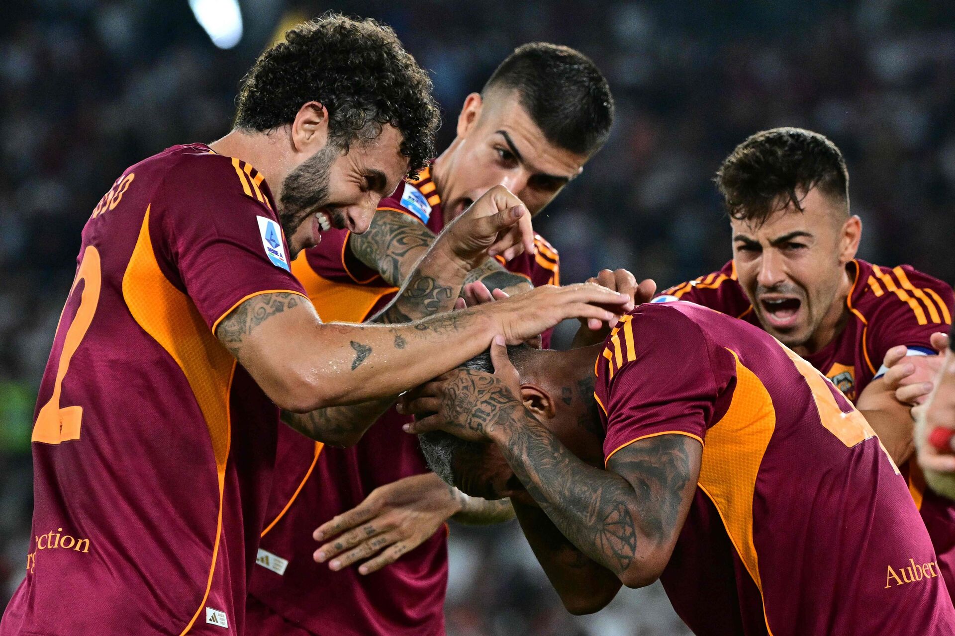 Wesley Franca tiljubles efter sin scoring for AS Roma.