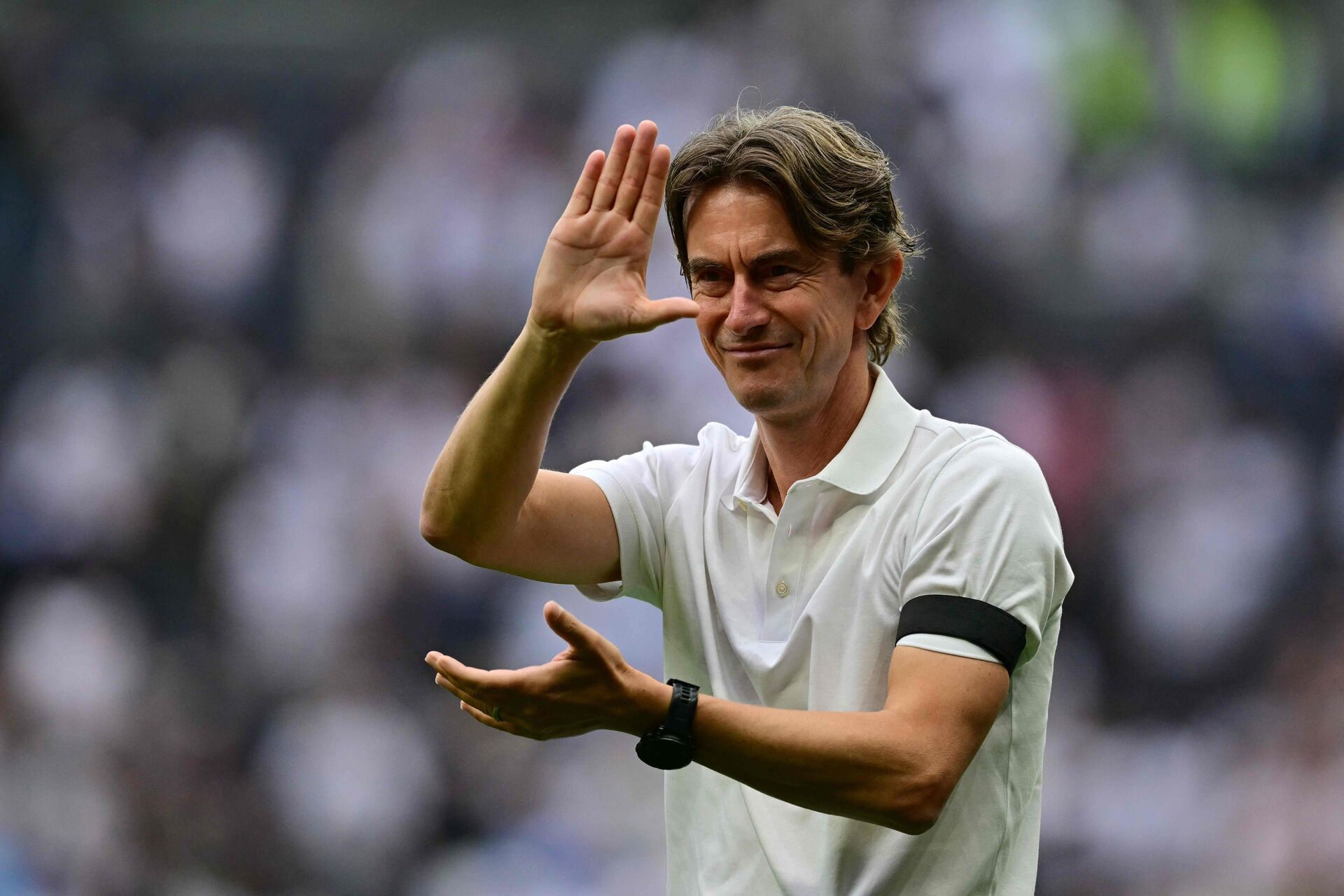 Thomas Frank hilser på fansene.