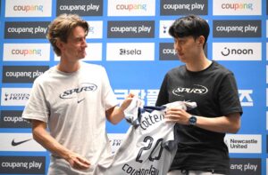 Thomas Frank og Heung-min Son før træningskamp i Tottenham.