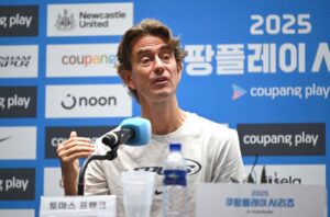 Thomas Frank på et pressemøde.