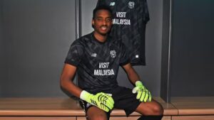Nathan Trott på bænken i Cardiff