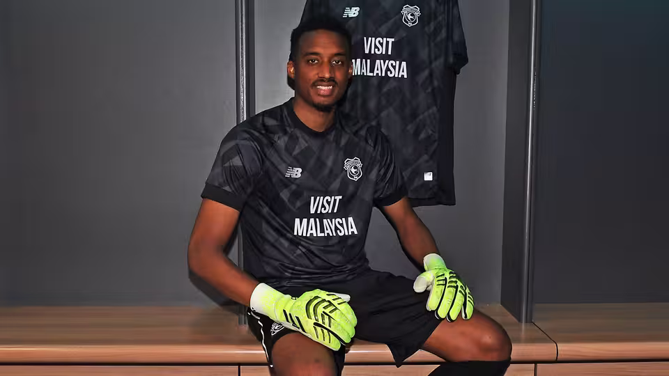 Nathan Trott på bænken i Cardiff