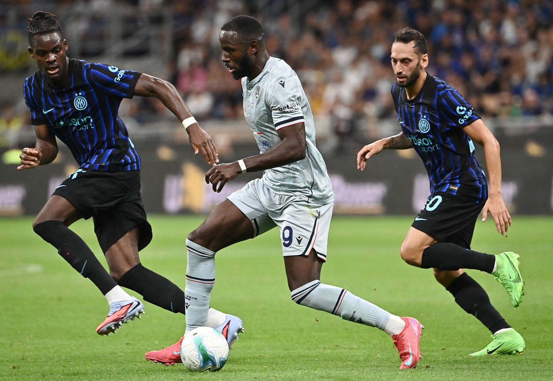 Yann Bisseck i kamp for Inter.