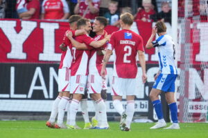 Vejle spillerne jubler over scoring mod OB i Superligaen.