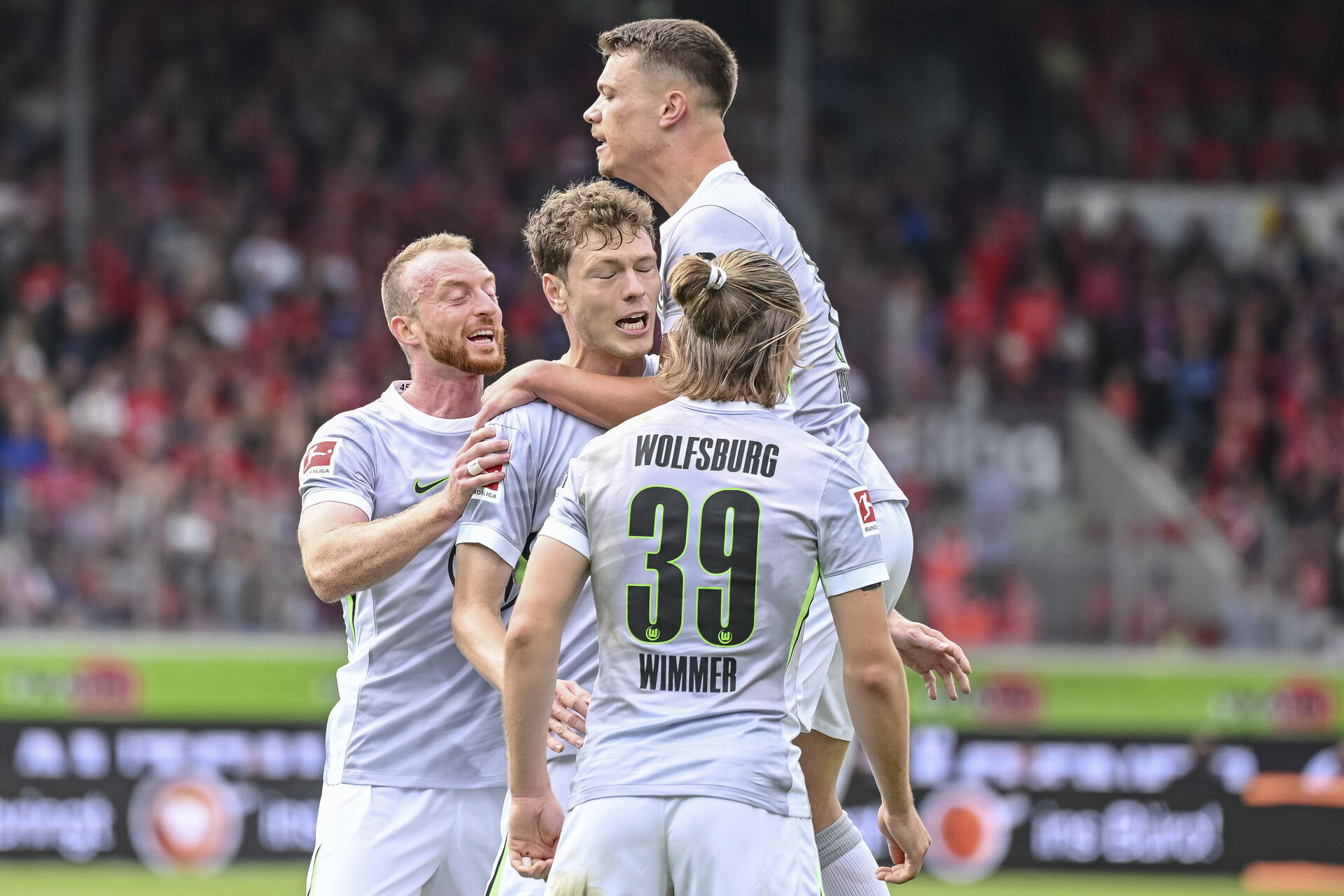 Andreas Skov Olsen fejrer en scoring med sine holdkammerater i Wolfsburg