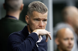 Mads Agesen tager hånden til munden