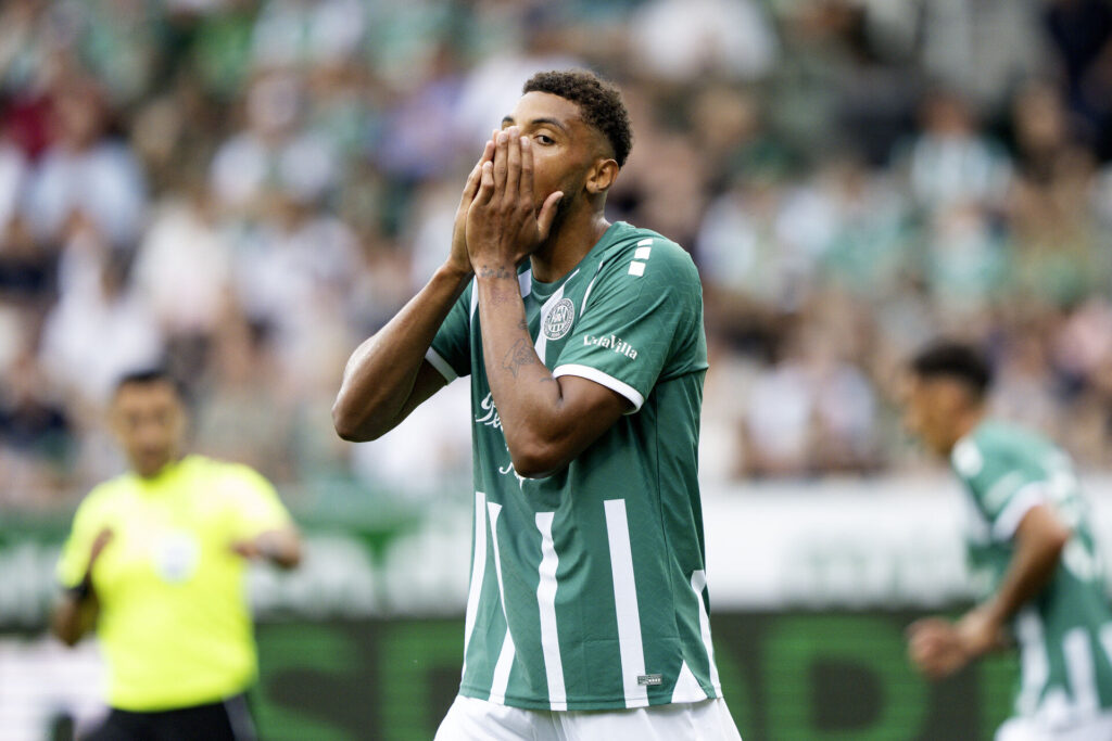 Anosike Ementa holder sig for ansigtet under en kamp for Viborg FF.