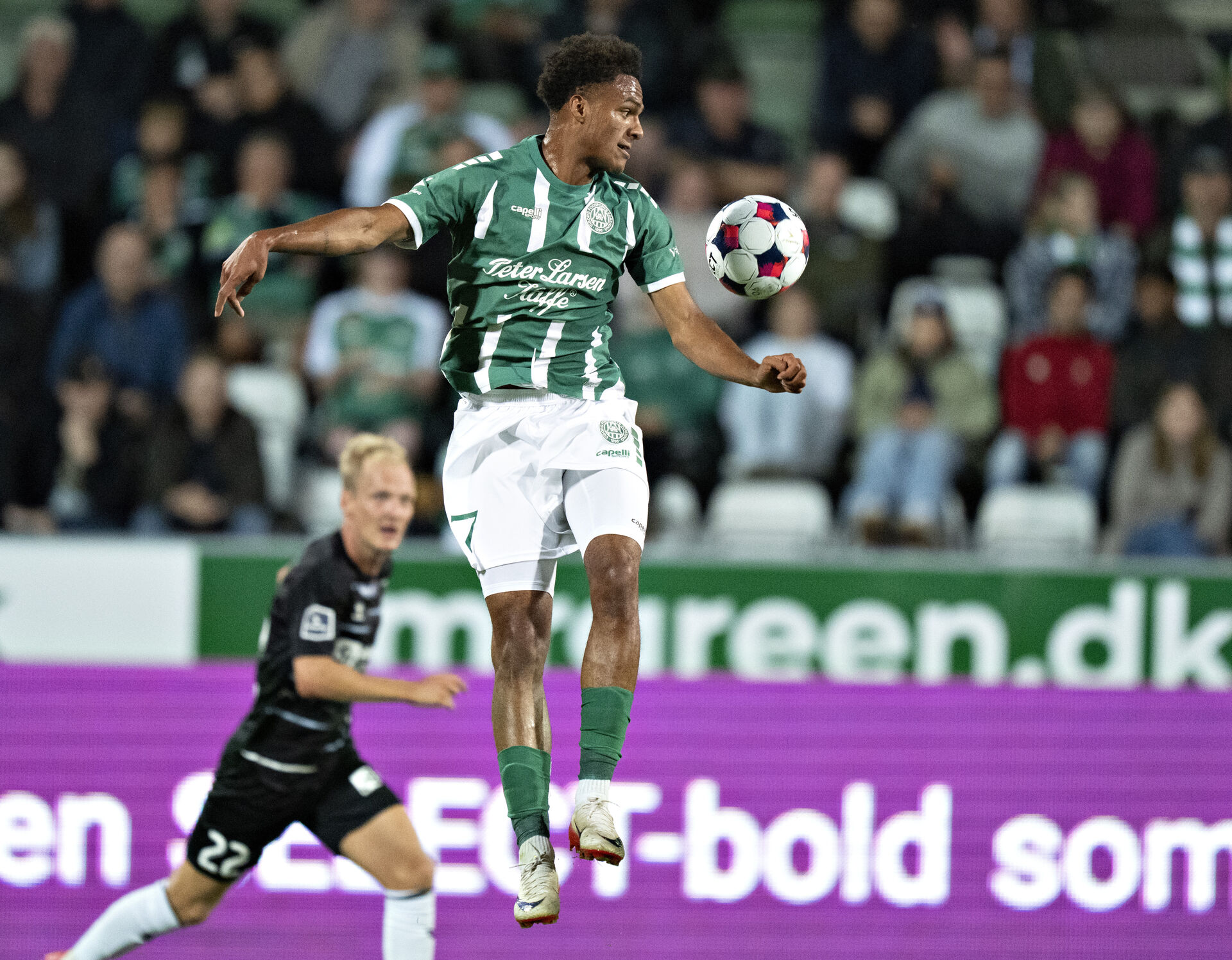 Charly Nouck hænger i luften under en kamp for Viborg FF